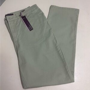 NWT Gloria Vanderbilt
Amanda Jeans Size 14 Short sage green